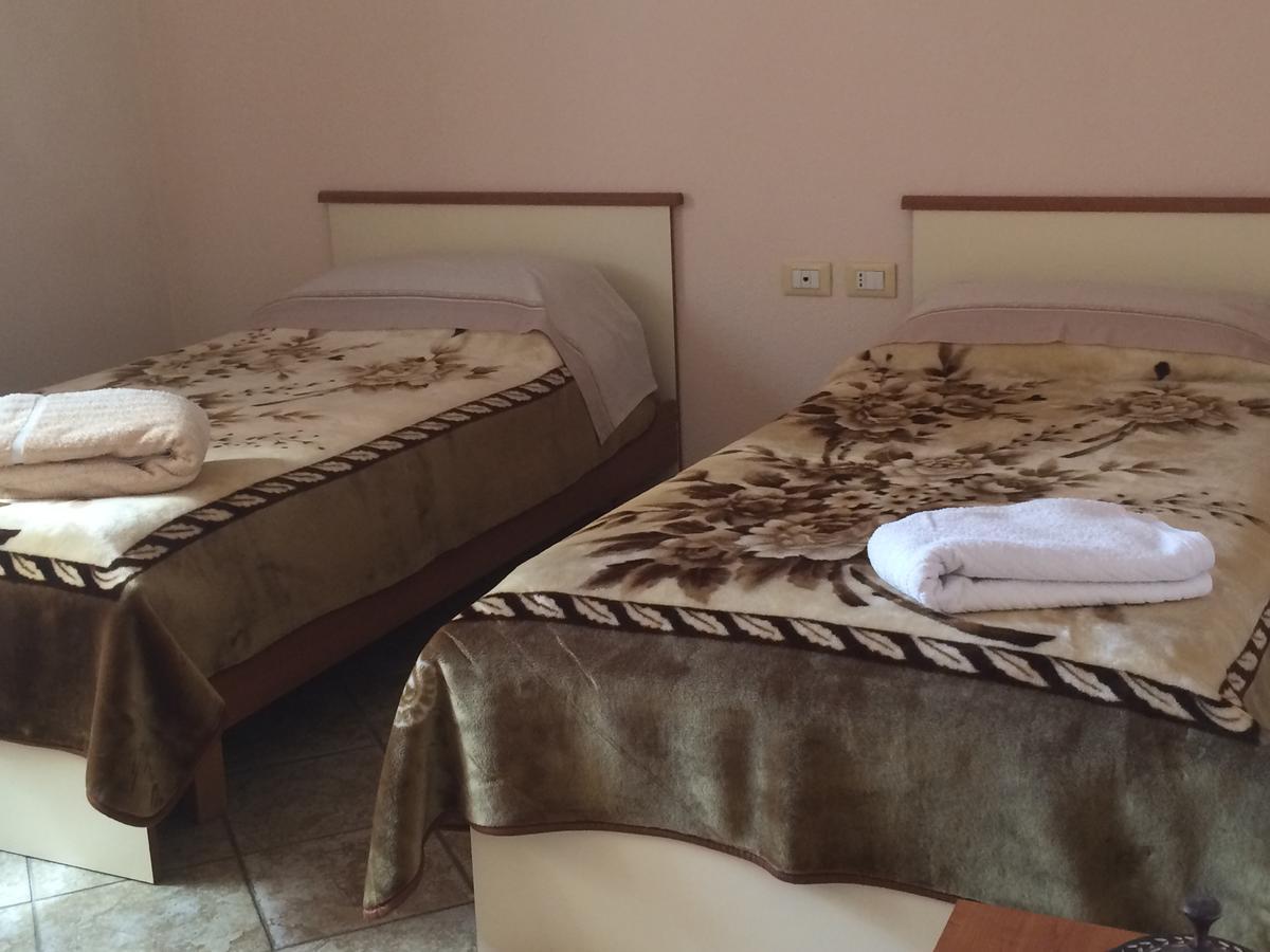 Friends House Bed & Breakfast Tirana Exterior photo